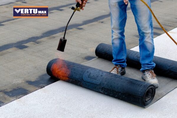 Thi công khò màng chống thấm sân thượng bằng màng bitum chống thấm dột