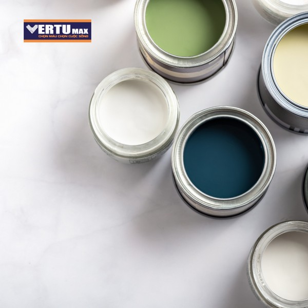 Các thùng sơn được xếp trên nền đá trắng, giải pháp ngăn ngừa ẩm mốc cho tường nhà