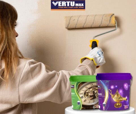Người thợ đang lăn sơn nước màu kem cho tường nhà cùng hai thùng sơn Vertumax chống thấm hiệu quả bảo vệ nhà cửa vào mùa mưa