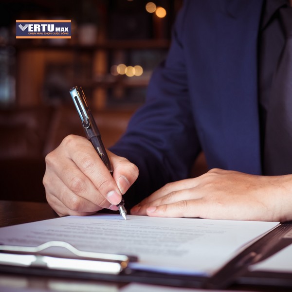 Hình ảnh người đại diện ký kết thỏa thuận, minh họa chính sách đồng hành và hỗ trợ đối tác khi kinh doanh sơn Vertumax.