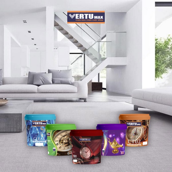 Các thùng sơn VERTUMAX được xếp phía trước không gian phòng khách hiện đại với tông màu trắng và nội thất tối giản, danh mục phát triển thị trường sơn xây dựng Việt Nam