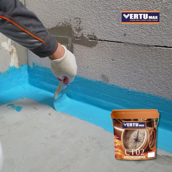 Thợ thi công dùng cọ quét lớp hợp chất chống thấm tường màu xanh dương